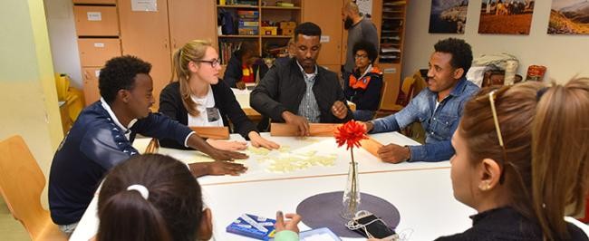 Flüchtlinge spielen im Begegnungscafé in der Asylunterkunft in der Hardtstraße ein Spiel. (Foto: Dorn)