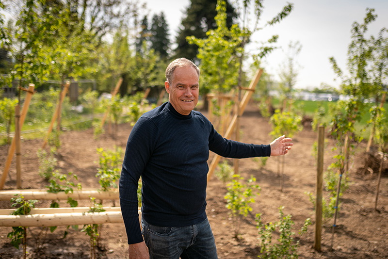 Oberbürgermeister Prof. Dr. Eckart Würzner im Klimawäldchen Bahnstadt.