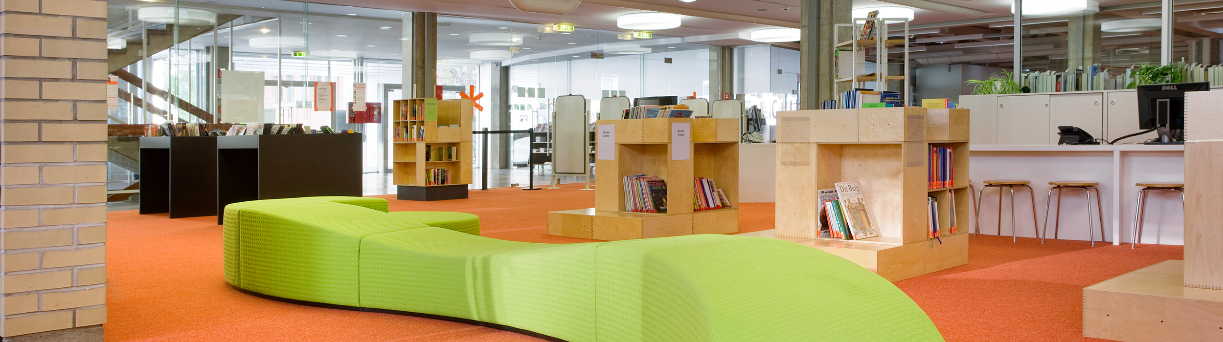 Bücherwurm in der Kinderbücherei (Foto: Buck)